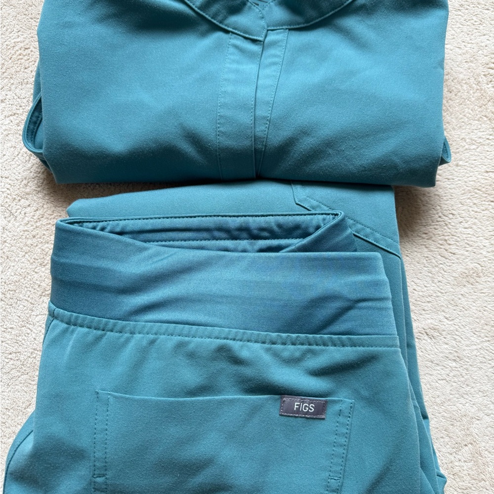 FIGS Aqua Scrub Set